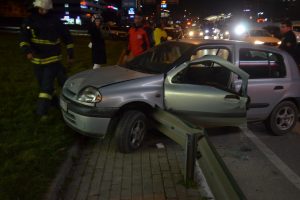 Bursa'da bariyerlere saplanan otomobilde kurtarılmayı bekledi