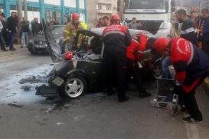 Otomobil TIR'a &ccedil;arptı: Minik Efe &ouml;ld&uuml;, babası yaralı