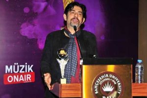 Okan Bay&uuml;lgen: &Ouml;d&uuml;l&uuml;n&uuml; alan sevişmeye koşuyor