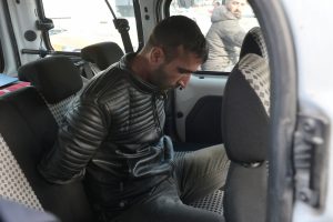 Banka g&ouml;revlisini rehin alan soyguncu tutuklandı