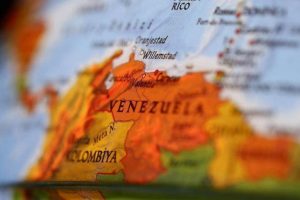 Venezuela'da ekonomi karaborsacılardan kurtarılmaya &ccedil;alışılıyor