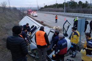 Peynir y&uuml;kl&uuml; minib&uuml;s beton duvara &ccedil;arptı: 2 &ouml;l&uuml;