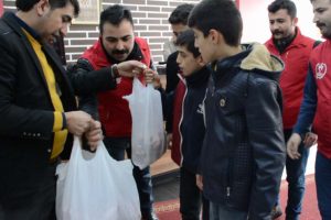 &Ouml;ğrenciler kuşlara yem, k&ouml;peklere yiyecek bıraktı