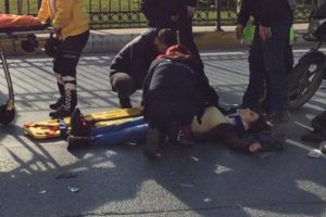 Motosikletteki kadın otomobilin camına u&ccedil;tu
