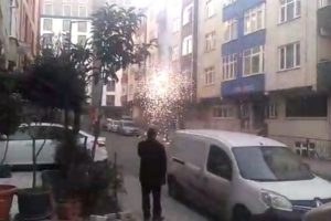 Elektrik kabloları havai fişek gibi patladı
