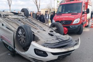 Bursa'da lastiği patlayan ara&ccedil; &ouml;nce ağaca &ccedil;arptı, sonra takla attı
