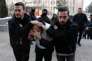 Tarihe ge&ccedil;en operasyonda yakalanan 'baron' b&ouml;yle getirildi
