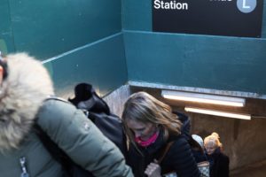 Metro merdivenlerinde bebek arabasını taşırken d&uuml;şen anne &ouml;ld&uuml;