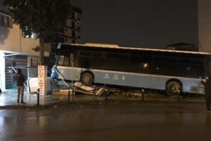 &Ouml;zel halk otob&uuml;s&uuml; ağaca &ccedil;arparak durabildi