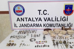 241 par&ccedil;a tarihi eserle yakalandılar