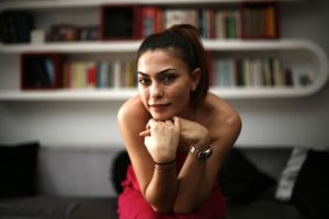 &Uuml;nl&uuml; oyuncu otostop ile Uzakdoğu'yu geziyor