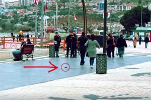 Bursa'da sosyal deneyde d&uuml;ş&uuml;r&uuml;len c&uuml;zdan her seferde sahibine geri verildi