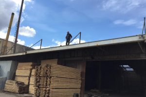 Bursa yangın sırasında &ccedil;atıdan d&uuml;şen fabrika sahibi hayatını kaybetti