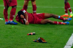 Taraftarlar futbolculara saldırdı