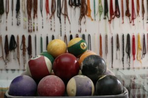 Eski bilardo toplarından 'taraftar tespihleri' yapıyor
