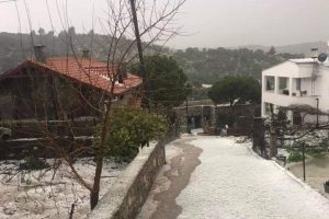 Dolu dakikalar i&ccedil;inde beyaza b&uuml;r&uuml;d&uuml;