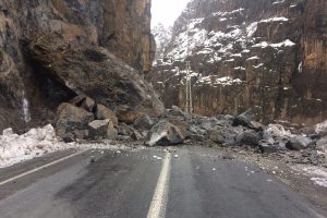Hakkari- &Ccedil;ukurca yoluna kaya par&ccedil;aları d&uuml;şt&uuml;