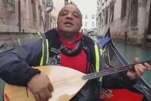 Venedik gondollarında Tokat t&uuml;rk&uuml;s&uuml;