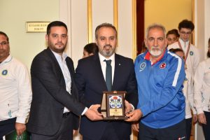 Atletizm takımından Bursa B&uuml;y&uuml;kşehir Belediye Başkanı Aktaş'a ziyaret