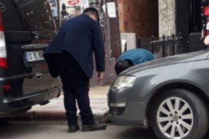 Boğazına bı&ccedil;ak dayanan adam dakikalarca yalvardı