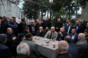 Mevl&uuml;t Uysal, sokağı temizleyen vatandaşla dertleşti