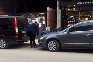 Bor&ccedil;lusunu yere yatırıp boğazına bı&ccedil;ak dayadı