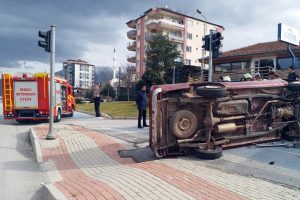 Yaşlı adam takla atan otomobilde &ouml;l&uuml;mden d&ouml;nd&uuml;