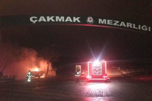 Mezarlıktaki minib&uuml;s alev alev yandı