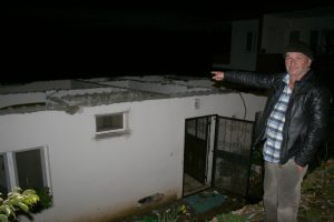 Hortum, evlerin &ccedil;atısını u&ccedil;urdu, elektrik direklerini devirdi