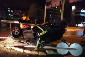Otomobil yaklaşık 150 metre s&uuml;r&uuml;klenip takla attı