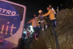 Yolcu otob&uuml;s&uuml; devrildi: 2 &ouml;l&uuml; 21 yaralı