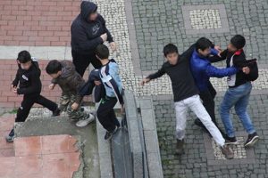 &Ccedil;ocuk parkında inanılmaz g&ouml;r&uuml;nt&uuml;ler!