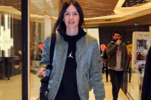 Yasemin &Ouml;zilhan şıklığı ile g&ouml;z doldurdu