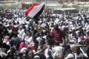 Sudan'da halka cumhurbaşkanlığı sarayına y&uuml;r&uuml;me &ccedil;ağrısı