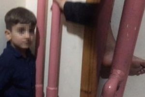 Kalorifer borusu ile duvar arasında sıkıştı, ekipler seferber oldu!