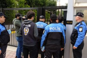 Polislerden sokakta 'mavi balina' uyarısı