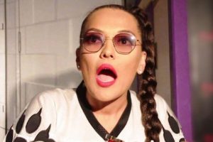Demet Akalın'dan konserinde evlilik teklifi eden &ccedil;ifte 35 bin TL'lik hediye!