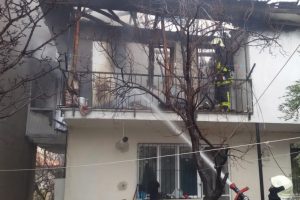 Elektrik kontağından &ccedil;ıkan yangında evin &ccedil;atısı &ccedil;&ouml;kt&uuml;