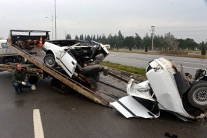 Otomobil ikiye ayrıldı: 1 &ouml;l&uuml;, 1 yaralı