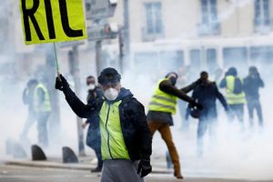 Fransa protestolarda maske takılmasını yasakladı