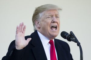 Trump Twitter'dan esti g&uuml;rledi! Bakın kimleri hedef aldı?