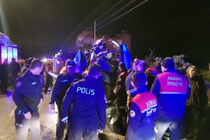 Servis mid&uuml;b&uuml;s&uuml; iş makinesiyle &ccedil;arpıştı: &ccedil;ok sayıda &ouml;l&uuml; ve yaralı var