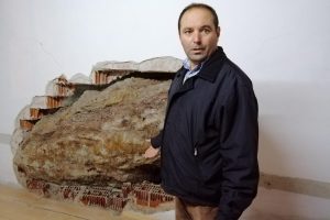 Dağlık alandan kopan kaya par&ccedil;ası, eve girdi