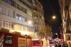 Yangın &ccedil;ıkan binada can pazarı: 11 kişi kurtarıldı