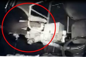 Yolcu otob&uuml;s&uuml;nde korku dolu anlar! Şof&ouml;r&uuml; bı&ccedil;akladı...