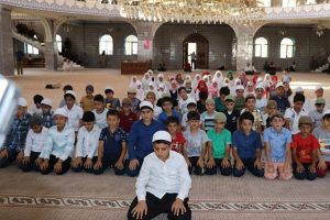 Diyarbakır'da &ccedil;ocuk imam d&ouml;nemi: C&uuml;bbeyi giyip cemaate namaz kıldırıyorlar