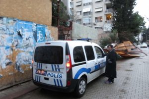 İnşaat paravanları bir otomobilin &uuml;zerine devrildi
