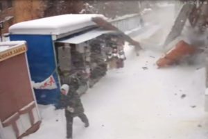 &Ccedil;&ouml;ken &ccedil;atının altında kalmaktan son anda kurtuldular