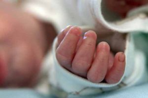 6 aylık bebek uyurken &ouml;ld&uuml;