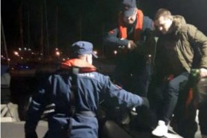 Rus gemisindeki yaralı botla alınıp, hastaneye ulaştırıldı
